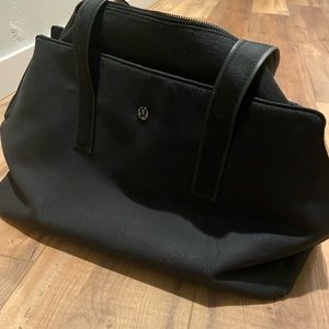 Lululemon Large Duffle- Like New! Non-smoking home.